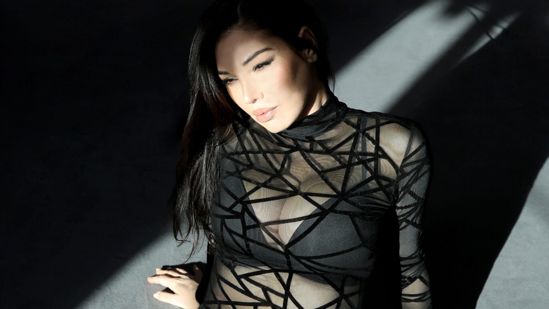 Home 30 Simina Grigoriu Returns to We Are The Brave with "Drenched" EP